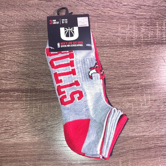 NWT Mens Size 6-12 NBA Chicago Bulls 3 Pair Low Cut Socks - Picture 1 of 9
